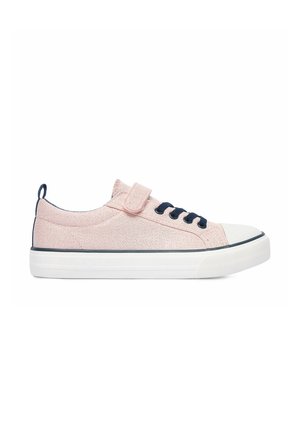 Lyserød lavtop sneaker med marineblå snørebånd, hvid gummiforrest på tåen, hvid sål og en lyserød velcrolukning på siden.
