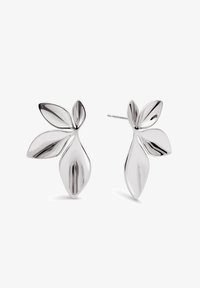 Pendientes de plata con un diseño de hoja que presenta dos formas de hoja distintas, textura pulida y un cierre de tuerca para un uso seguro.