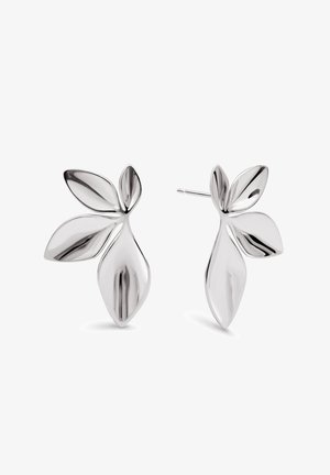 Srebrne kolczyki z motywem liścia, z dwiema wyraźnymi kształtami liści, gładką, wypolerowaną teksturą oraz zapięciem typu stud dla zapewnienia pewności noszenia.