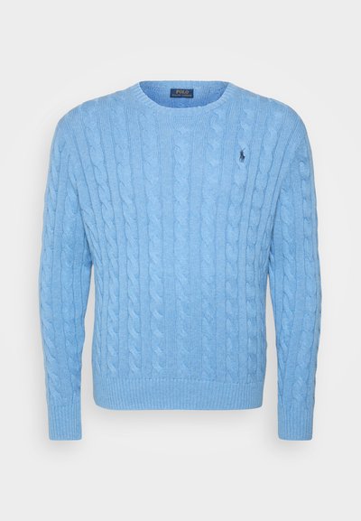 Φωτεινό γαλάζιο πλεκτό πουλόβερ με στρογγυλή λαιμόκοψη και μανσέτες με ρίγες. Διαθέτει μικρό λογότυπο στο αριστερό μέρος του στήθους. Μαλακή υφή.