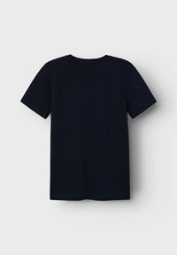 Camiseta de algodón azul marino, de mangas cortas, cuello redondo, textura suave, diseño minimalista, vista trasera sin gráficos ni patrones.