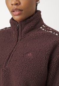 adidas Sportswear ESSENTIALS 3 STRIPES ANIMAL PRINT CROPPED QUARTER ZIP  - Fleecegenser - shadow brown/white