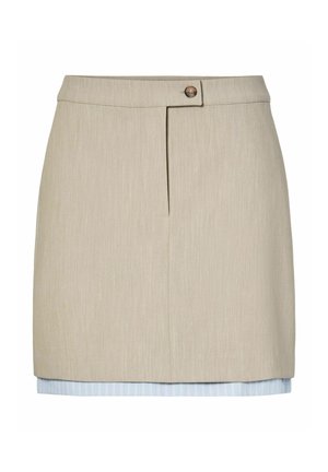Minifalda beige con cierre de botones en la parte delantera y una sutil tela de rayas azules asomando en el dobladillo.