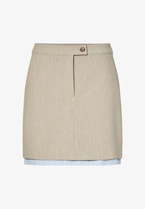 Beige minirok met knoopsluiting aan de voorkant en subtiel blauwe gestreepte stof die onderaan te zien is.