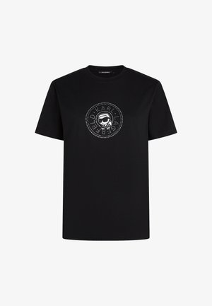 Sort kortærmet t-shirt med rund halsudskæring og en cirkulær hvid grafik, der viser en stiliseret person med solbriller omgivet af tekst.