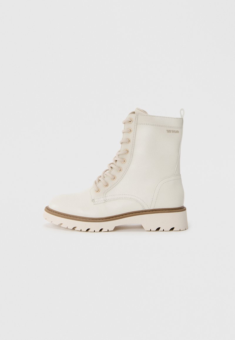 Bota de cuero blanco con cordones, puntera redonda, suela de goma beige y pequeña lengüeta en la parte posterior. Presenta sutiles detalles de costura.