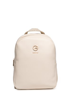 Zaino in pelle color crema con cerniera dorata, manico superiore e un emblema rotondo con logo dorato sulla parte anteriore.