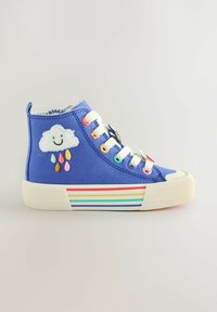 Blaue High-Top-Sneaker mit weißer Sohle, die eine lächelnde Wolke mit bunten Regentropfen und Regenbogenstreifen an der Seite zeigt.