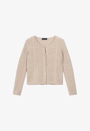 Beige gebreid vest met vierkant geperforeerd patroon, ronde hals, lange mouwen en vijf knopen aan de voorkant.