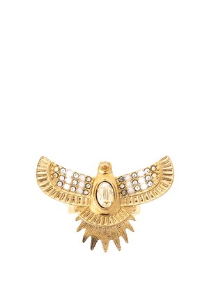 Bague en or en forme d'oiseau avec des ailes rehaussées. Présente des pierres claires et un détail complexe. Mesure environ 5 centimètres de large.