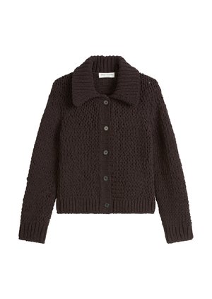 Donkerbruine gebreide cardigan met een kraag, voorzien van een textuurpatroon, lange mouwen en zes zwarte knopen aan de voorkant.