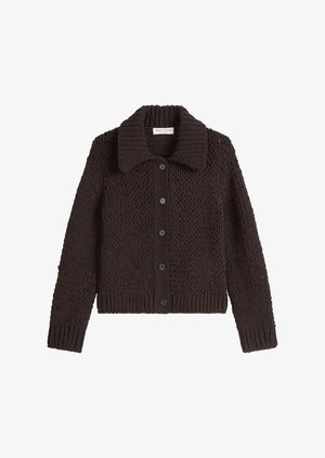 Mörkbrun stickad cardigan med krage, med ett mönstrat textur, långa ärmar och sex svarta knappar fram.