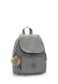 Sac à dos gris avec poche zippée sur le devant, fermeture à rabat, poignée supérieure et un petit porte-clé en peluche de singe attaché à la fermeture éclair latérale.