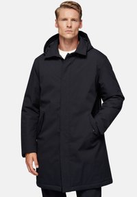 Parka negra con capucha, con un corte recto, bolsillos laterales y un exterior liso. Fabricada con un tejido duradero, ofrece un diseño limpio.