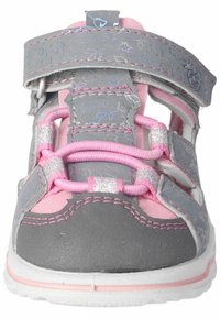 Sándala infantil gris y rosa con tira de Velcro, cordones elásticos, patrón floral y suela blanca. Parte superior texturizada con detalles brillantes.