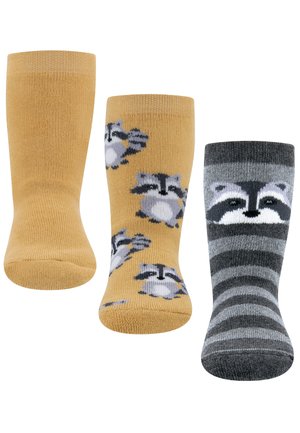 Drei Paar Socken: ein einfarbiges gelbes Paar, eines mit Waschbärenmotiven und eines grau gestreiftes mit einem Waschbärenkopf. Alle haben eine weiche Textur.