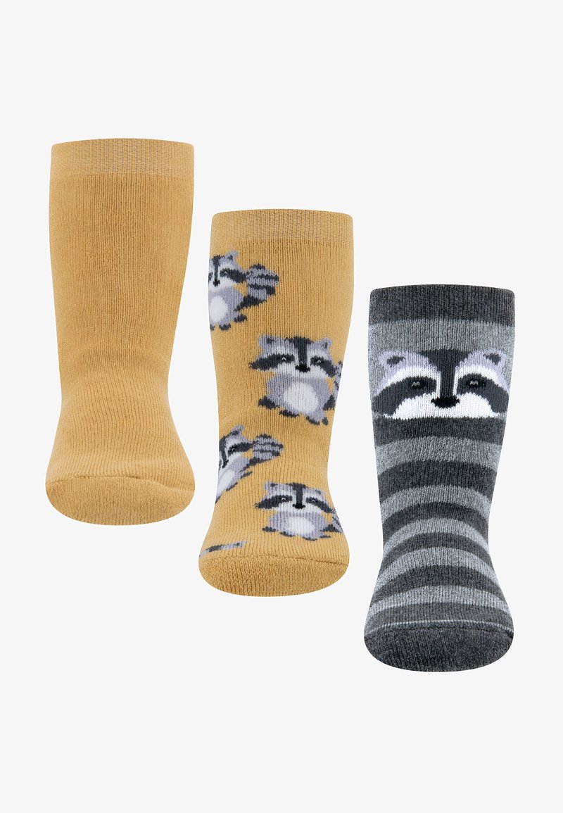 Drei Paar Socken: ein einfarbiges gelbes Paar, eines mit Waschbärenmotiven und eines grau gestreiftes mit einem Waschbärenkopf. Alle haben eine weiche Textur.