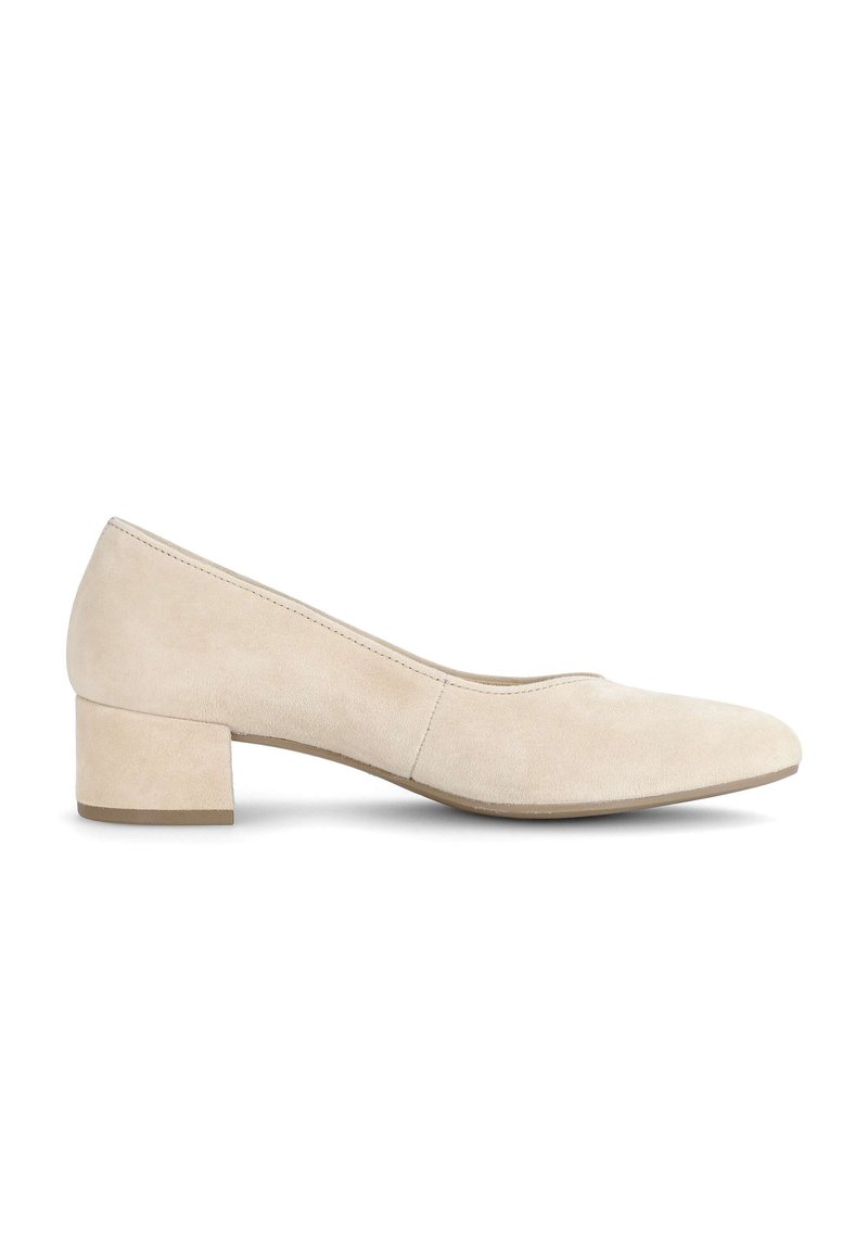 Chaussure pour femme en daim beige à petit talon carré, bout arrondi et coutures minimalistes, vue de profil sur fond blanc.