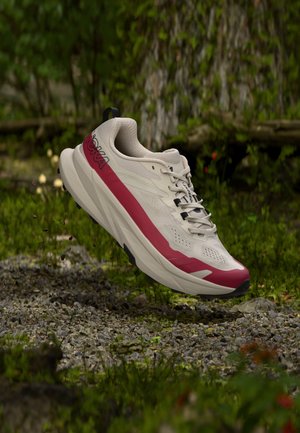 HOKA, TORRENT 5 - Обувки за бягане по пресечен терен - river rock grey / red agate