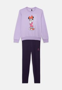 Felpa viola con grafica di Minnie Mouse e testo "ADIDAS", abbinata a leggings viola scuro con un piccolo logo rosa.