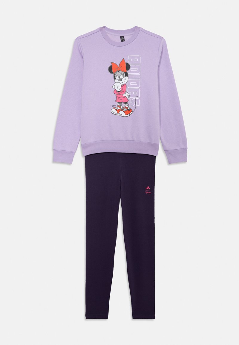 Felpa viola con grafica di Minnie Mouse e testo "ADIDAS", abbinata a leggings viola scuro con un piccolo logo rosa.