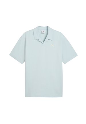 Hellblaues, strukturiertes Poloshirt mit kurzen Ärmeln, offenem Kragen und kleinem weißen Puma-Logo auf der linken Brust.
