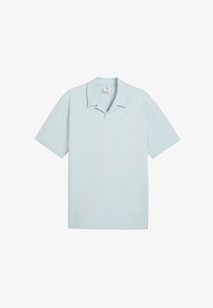 Hellblaues, strukturiertes Poloshirt mit kurzen Ärmeln, offenem Kragen und kleinem weißen Puma-Logo auf der linken Brust.