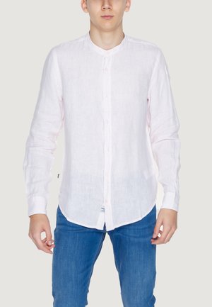Camicia a maniche lunghe in lino rosa chiaro con colletto alla cinese e chiusura frontale a bottoni. Il tessuto ha una finitura leggermente testurizzata.