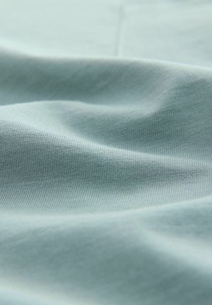 Világoskék szövet sima tapintással, finom bordázattal és gyengéd redőkkel, amelyek lágy, folyékony megjelenést kölcsönöznek.