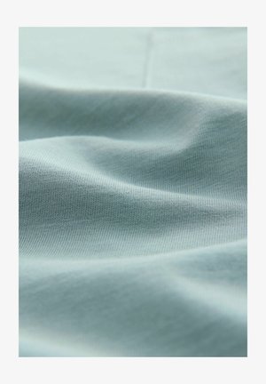 Šviesiai mėlynas audinys su lygiu paviršiumi, turintis subtilių briaunų ir švelnių raukšlių, sukuriantis minkštą, tekantį įvaizdį.