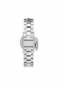 Orologio in acciaio inossidabile argentato con bracciale a maglie geometriche, cassa rotonda e quadrante minimalista, con incisione del logo sul retro.