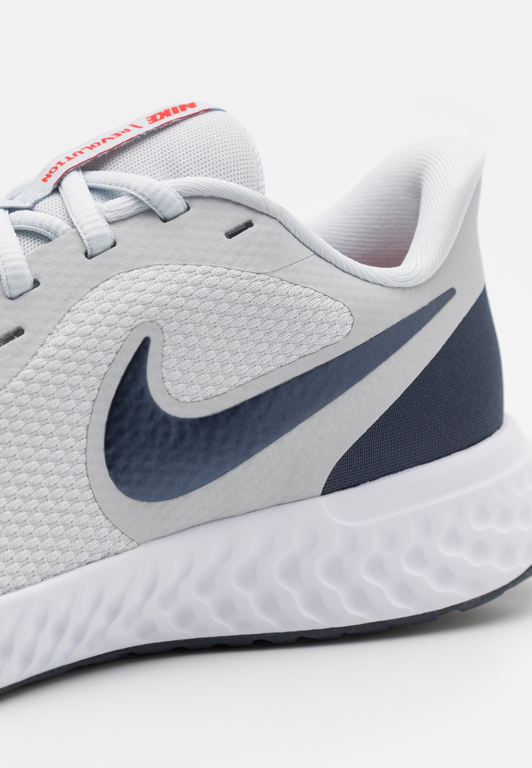 Nike Performance REVOLUTION 5 - Laufschuh Neutral - pure platinum/thunder  blue/chile red/white/hellgrau - Zalando.de