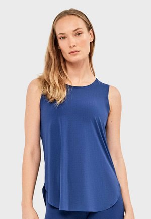 Top azul sin mangas con textura suave y patrón sutil, con escote redondo y ajuste relajado.