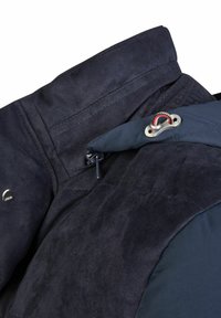 Donkerblauwe jas met een mix van textuurstof en glad materiaal. Heeft een hoge kraag, ritszak en metalen hardware-accenten.