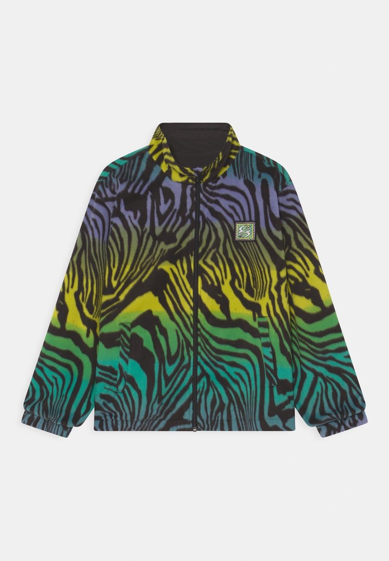 Veste polaire avec motif rayures zébrées multicolores en jaune, vert et violet, dotée d'une fermeture éclair avant et de deux poches.