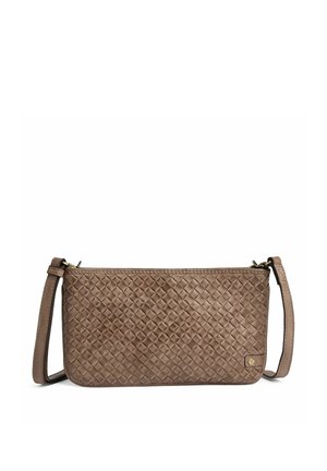 Geantă crossbody din piele maro cu model împletit și curea reglabilă, formă dreptunghiulară și mic detaliu cu logo auriu în partea de jos din dreapta.