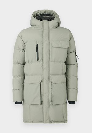 Casaco de inverno longo, acolchoado, de tom cinza claro, com capuz, quatro bolsos frontais, fechos de zip e aba, e punhos interiores pretos.