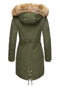 Olivgrön parkas med huva foder i konstpäls, dragsko i midjan och snörning i nederkanten. Har en broderad logotyp på baksidan.
