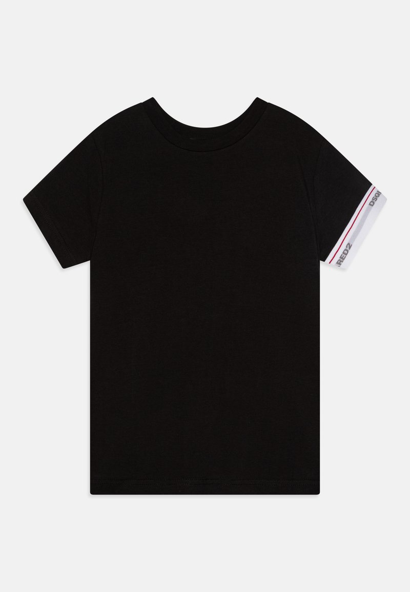Svart bomull T-skjorte med korte ermer, med rund hals. Ermekantene har hvite og røde detaljer med "DSQUARED2" merke.