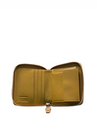 Portafoglio giallo in pelle con chiusura a zip, numerosi scomparti per carte e una texture liscia; presenta un logo impresso nell'interno sinistro.