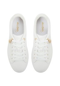 Weiße Sneaker mit einer glatten Oberfläche, goldenen Ösen und einem dekorativen goldenen Akzent an der Seite. Das Innere verfügt über eine gepolsterte Sohle.