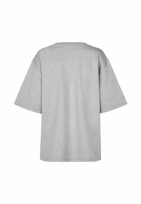 Graues Kurzarm-T-Shirt aus weichem Stoff, mit lockerer Passform und weitem Ausschnitt, glatter Textur und ohne sichtbare Logos oder Muster.