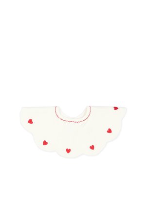 Bavoir blanc festonné avec des cœurs rouges brodés et une couture festonnée rouge autour de l'ouverture du cou.