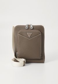 Brun syntetisk crossover-veske med glidelås lukking, frontlomme, hvite sømmer og en beige stropp. Har et trekantet merke-logo.
