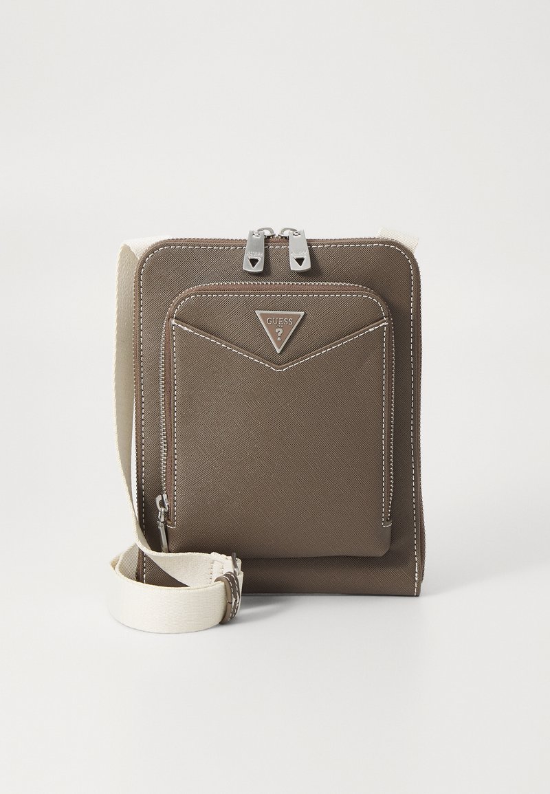 Hnědá umělá crossbody taška se zipovým uzávěrem, přední kapsou, bílým prošíváním a béžovým popruhem. Obsahuje trojúhelníkovou značkovou nálepku.