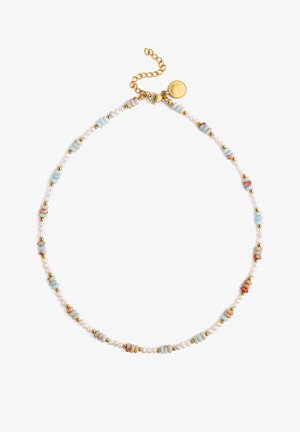 Delicata collana con perline bianche piccole alternate a perline azzurre chiare e beige, perline distanziatrici dorate e chiusura dorata con catena regolabile.