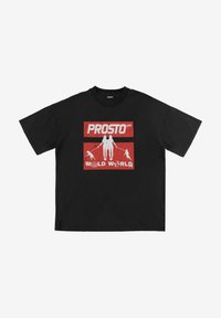 Czarna bawełniana koszulka z okrągłym dekoltem, z czerwoną grafiką z napisem "PROSTO" oraz "WILD WORLD", zawierająca sylwetki i symbole.