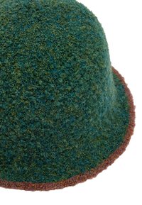 Zielony wełniany kapelusz typu bucket z teksturowanym wykończeniem, z brązowym kontrastowym obrzeżem i zaokrąglonym, ukształtowanym kształtem.