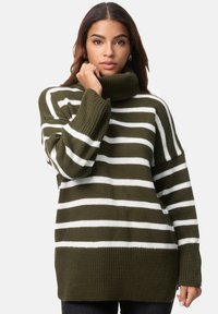 Olivgrüner und weiß gestreifter Strickpullover mit hohem Kragen, lockerer Passform, gerippten Bündchen und Saum. Mit kräftigen horizontalen Streifen.