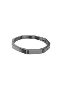 Pulsera octagonal de metal negro con un acabado liso, que presenta una banda interior texturizada y un cierre para un ajuste seguro.